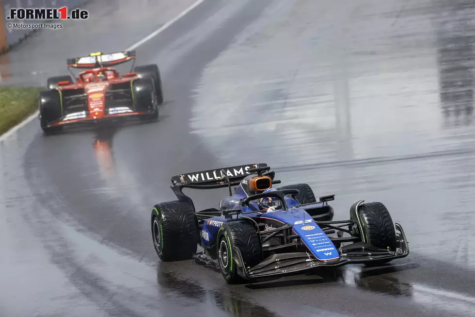 3. Ferrari: Kanada 2024 - Carlos Sainz dreht sich in Kurve 7 bei nassen Bedingungen und reißt seinen späteren Teamkollegen Alexander Albon mit ins Aus. Zu dem Zeitpunkt steht Charles Leclercs Ferrari längst in der Garage, weil ihn Motorenprobleme gestoppt haben. Foto zur News: 3. Ferrari: Kanada 2024 - Carlos Sainz dreht sich in Kurve 7 bei nassen Bedingungen und reißt seinen späteren Teamkollegen Alexander Albon mit ins Aus. Zu dem Zeitpunkt steht Charles Leclercs Ferrari längst in der Garage, weil ihn Motorenprobleme gestoppt haben.