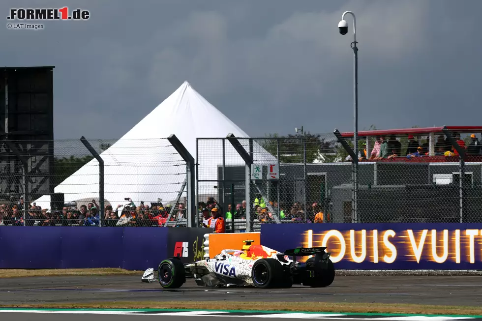 2. Racing Bulls: Großbritannien 2025 - Die Jungbullen müssen den schwierigen Bedingungen Tribut zollen. Liam Lawson wird bereits am Start in eine Kollision mit Esteban Ocon verwickelt, Isack Hadjar fährt später bei starker Gischt auf den Mercedes von Andrea Kimi Antonelli auf. Foto zur News: 2. Racing Bulls: Großbritannien 2025 - Die Jungbullen müssen den schwierigen Bedingungen Tribut zollen. Liam Lawson wird bereits am Start in eine Kollision mit Esteban Ocon verwickelt, Isack Hadjar fährt später bei starker Gischt auf den Mercedes von Andrea Kimi Antonelli auf.