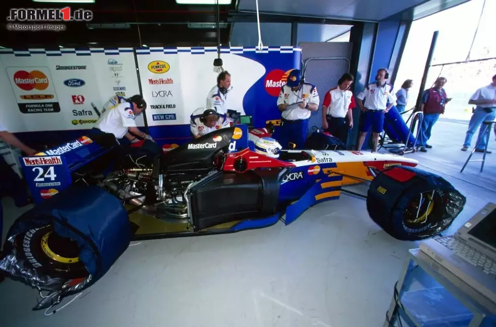 ... reist mit dem in aller Eile entwickelten und kaum getesteten Lola T97/30 zum Saisonauftakt nach Melbourne - nachdem es schon bei den Probefahrten zu technischen Problemen gekommen ist. Doch ... Foto zur News: ... reist mit dem in aller Eile entwickelten und kaum getesteten Lola T97/30 zum Saisonauftakt nach Melbourne - nachdem es schon bei den Probefahrten zu technischen Problemen gekommen ist. Doch ...