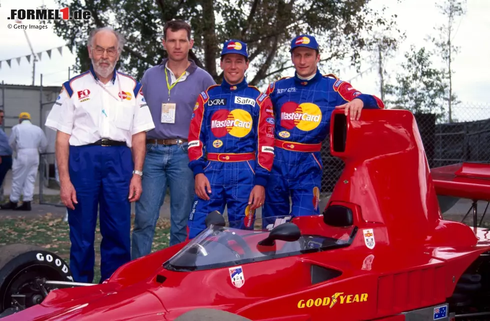 ... Lola-Chef Eric Broadley (links im Bild) weiß den Zahlungsdienstleister Mastercard als Titelsponsor in seinem Rücken und will etwas beweisen - genau wie die Lola-Fahrer Ricardo Rosset und Vincenzo Sospiri, die sich einen Namen machen wollen in der Formel 1. Foto zur News: ... Lola-Chef Eric Broadley (links im Bild) weiß den Zahlungsdienstleister Mastercard als Titelsponsor in seinem Rücken und will etwas beweisen - genau wie die Lola-Fahrer Ricardo Rosset und Vincenzo Sospiri, die sich einen Namen machen wollen in der Formel 1.