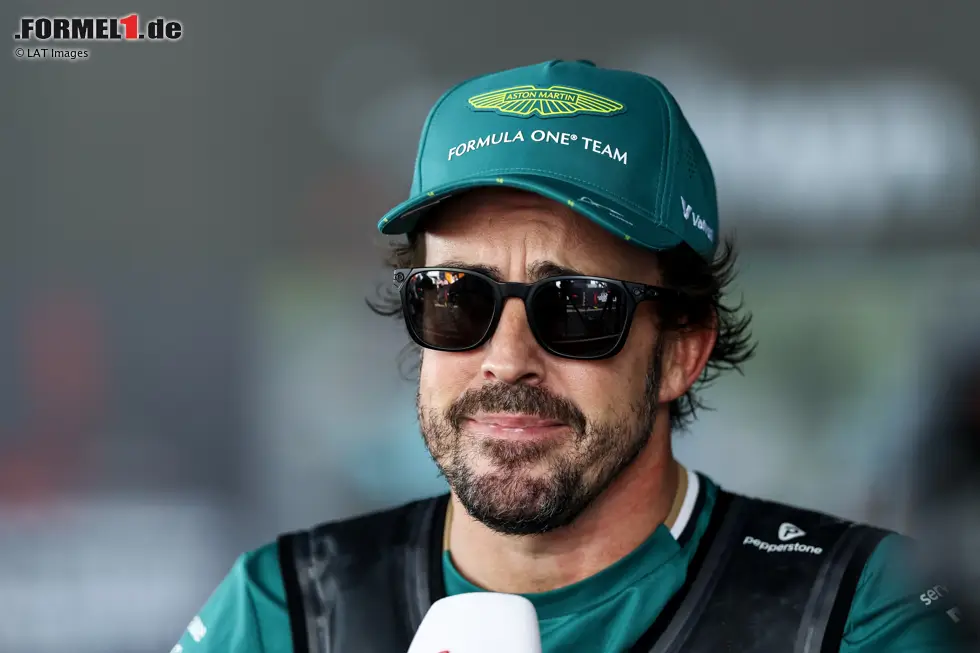 Foto zur News: Fernando Alonso (Redaktion: 4) - Wie angekündigt hat Aston Martin in Mexiko keine Bäume ausgerissen. Und auch Alonso hat nicht gezaubert. Ein insgesamt farbloser Auftritt.