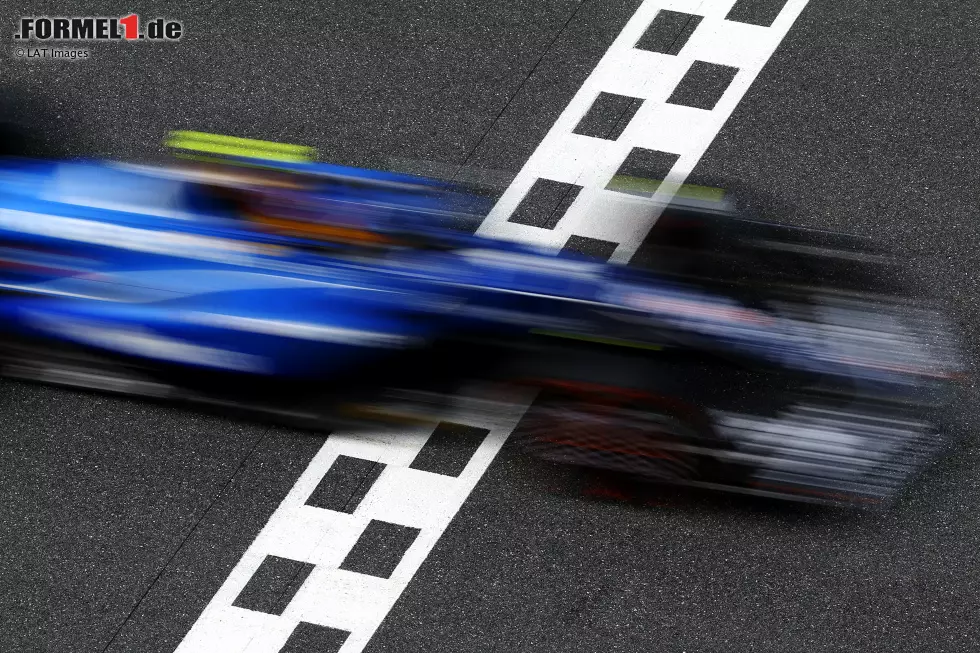 Carlos Sainz (Marc Surer: 3) - "Crash im Sprint. Er kämpfte etwas unglücklich. Der beschädigte Unterboden im Rennen behinderte ihn wohl." Foto zur News: Carlos Sainz (Marc Surer: 3) - "Crash im Sprint. Er kämpfte etwas unglücklich. Der beschädigte Unterboden im Rennen behinderte ihn wohl."