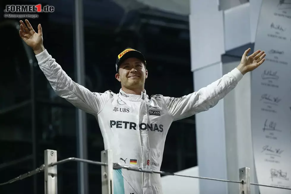 Keine Tragödie ist es auf jeden Fall bei Nico Rosberg. Der Deutsche dürfte sich noch nie so über einen zweiten Platz gefreut haben wie in Abu Dhabi 2016. Zwar versucht Lewis Hamilton alles, um ihn einzubremsen, doch Rosberg fährt das Podium heim, wird Weltmeister und tritt anschließend überraschend zurück. Foto zur News: Keine Tragödie ist es auf jeden Fall bei Nico Rosberg. Der Deutsche dürfte sich noch nie so über einen zweiten Platz gefreut haben wie in Abu Dhabi 2016. Zwar versucht Lewis Hamilton alles, um ihn einzubremsen, doch Rosberg fährt das Podium heim, wird Weltmeister und tritt anschließend überraschend zurück.