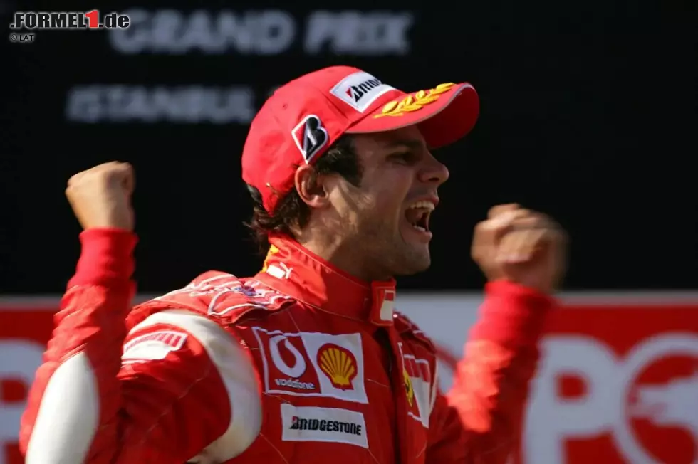 57 Rennen: Felipe Massa (Brasilien) - Erst sein Wechsel zu Ferrari zur Saison 2006 brachte das erste Formel-1-Podium, beim Europa-Grand-Prix auf dem Nürburgring mit Platz drei. (Das Foto zeigt Massa bei seinem ersten Sieg später im Jahr in Istanbul.) Foto zur News: 57 Rennen: Felipe Massa (Brasilien) - Erst sein Wechsel zu Ferrari zur Saison 2006 brachte das erste Formel-1-Podium, beim Europa-Grand-Prix auf dem Nürburgring mit Platz drei. (Das Foto zeigt Massa bei seinem ersten Sieg später im Jahr in Istanbul.)