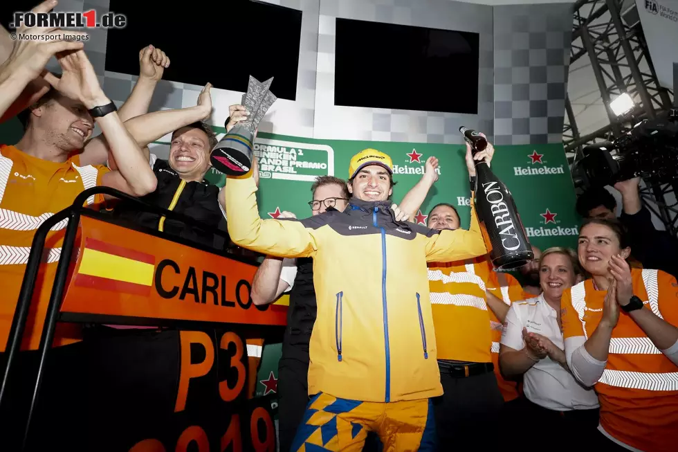 Foto zur News: 101 Rennen: Carlos Sainz (Spanien) - Nicht mit Toro Rosso und Renault, sondern erst mit McLaren schaffte Sainz sein erstes Top-3-Ergebnis in der Formel 1. Und weil ihn erst eine nachträgliche Strafe auf P3 brachte, war er bei der echten Siegerehrung gar nicht dabei!