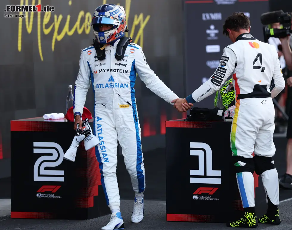 Foto zur News: Carlos Sainz: "Er ist ein großartiger Formel-1-Fahrer, unfassbar schnell, aber mit seiner ganz eigenen Art, das Leben und die Dinge anzugehen. Deshalb freue ich mich außerordentlich für ihn, denn er muss in den letzten Wochenenden enormen Druck gespürt haben, und dennoch hat er es geschafft."