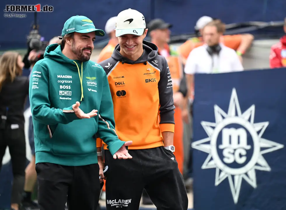 Foto zur News: Fernando Alonso: "Alle drei sind Weltklassefahrer. Aber nur einer kann gewinnen. Dieses Mal war es Lando. Glückwunsch an ihn, absolut verdient. Er muss das jetzt genießen - man träumt davon, irgendwann einmal Formel-1-Fahrer zu werden, und dann den Titel zu gewinnen. Dieser Moment ist für ihn gekommen, und ich hoffe, er genießt ihn."