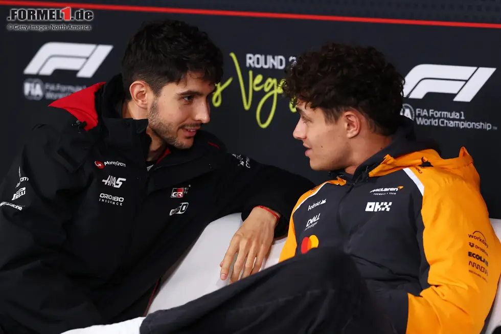 Foto zur News: Esteban Ocon: "Ein unglaublicher Dreikampf. Ich finde, sie alle haben in diesem Jahr sehr viel verdient. Sie haben bis zum Schluss gekämpft. Wir hatten eine fantastische Show in diesem letzten Rennen. Am Ende kann es nur einen Champion geben - und Glückwunsch an Lando. Er hat das, was er bekommt, definitiv verdient."