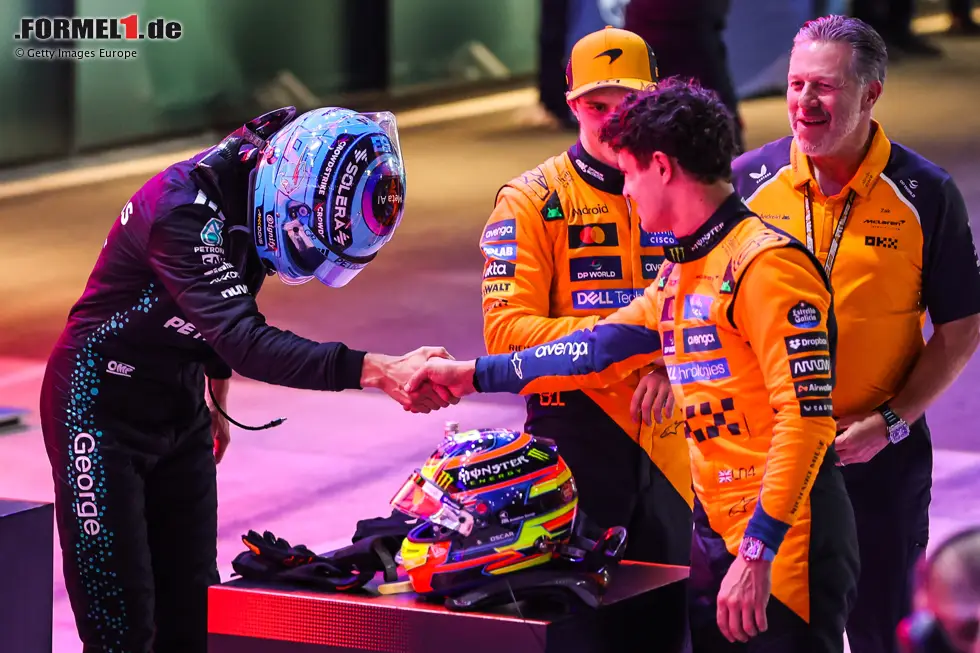 Foto zur News: George Russell: "Früher, als ich etwas jünger und weniger reif war, hätte ich vermutlich Neid empfunden, wenn ein Rivale und Landsmann gewonnen hätte. Aber je älter man wird, desto mehr erkennt man, wie schwierig es ist, in diesem Sport ein bestimmtes Niveau dauerhaft zu halten. Deshalb freue ich mich für ihn - er hat es verdient."