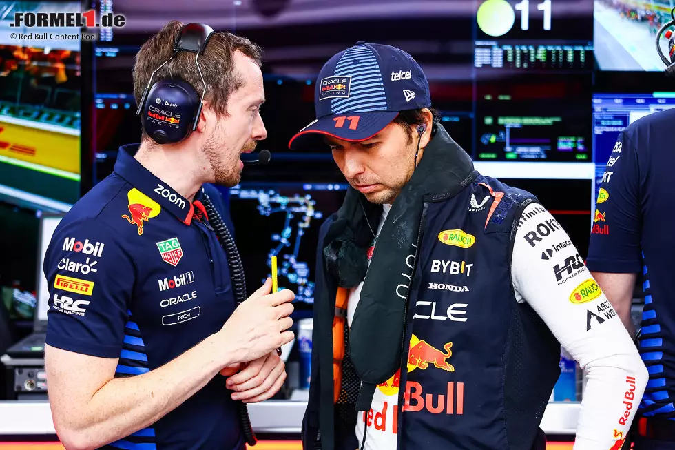 Foto zur News: Red Bull: Richard Wood (Yuki Tsunoda), hier mit Sergio Perez