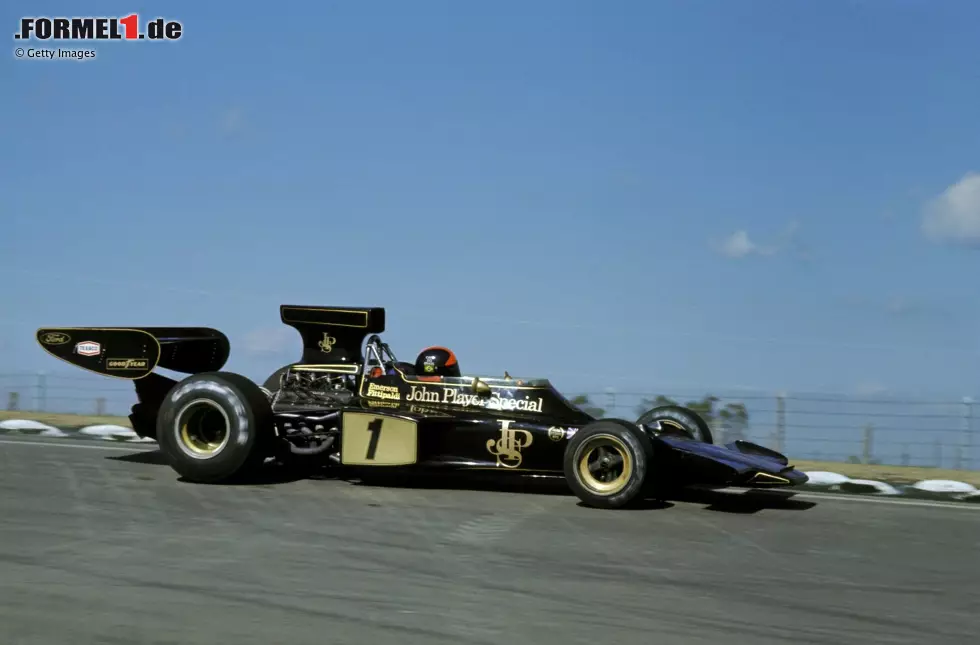 ... den restlichen zehn Rennen aber steht Fittipaldi nur noch dreimal als Zweiter auf dem Podium, während Tyrrell-Fahrer Jackie Stewart viermal gewinnt und in der WM noch vorbeizieht. Fittipaldi bleibt nur der zweite Platz in der Gesamtwertung. Foto zur News: ... den restlichen zehn Rennen aber steht Fittipaldi nur noch dreimal als Zweiter auf dem Podium, während Tyrrell-Fahrer Jackie Stewart viermal gewinnt und in der WM noch vorbeizieht. Fittipaldi bleibt nur der zweite Platz in der Gesamtwertung.