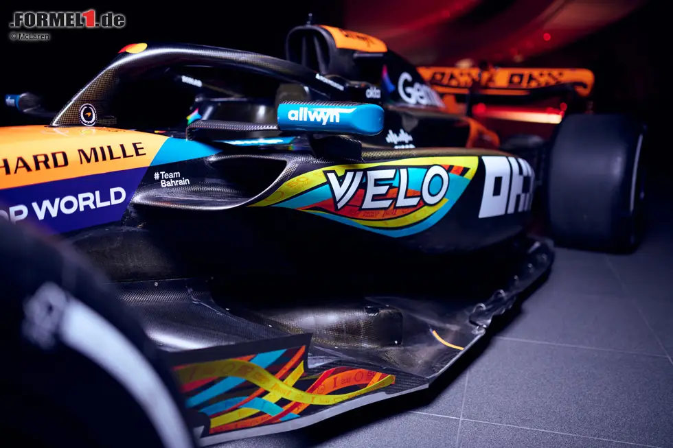 Foto zur News: Abu Dhabi: McLaren startet beim Saisonfinale mit einem Sonderdesign, das im Rahmen der Kampagne "Live Your Fandom" von insgesamt neun Fans entworfen wurde. Die bunte Lackierung zeigt verschiedene Symbole und Motive, die an prägende McLaren-Momente und Fan-Erinnerungen angelehnt sind.