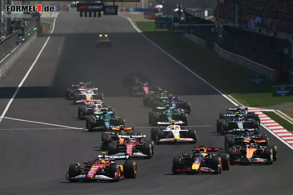 Shanghai 2025: Ferrari-Fahrer Lewis Hamilton bestimmt den ersten Sprint des Jahres von der Pole kommend und erzielt seinen ersten Formel-1-Sieg in Rot. Stand: Hamilton (8), Piastri (7), Verstappen (6), Russell (5), Leclerc (4), Tsunoda (3), Antonelli (2) und Norris (1). Foto zur News: Shanghai 2025: Ferrari-Fahrer Lewis Hamilton bestimmt den ersten Sprint des Jahres von der Pole kommend und erzielt seinen ersten Formel-1-Sieg in Rot. Stand: Hamilton (8), Piastri (7), Verstappen (6), Russell (5), Leclerc (4), Tsunoda (3), Antonelli (2) und Norris (1).