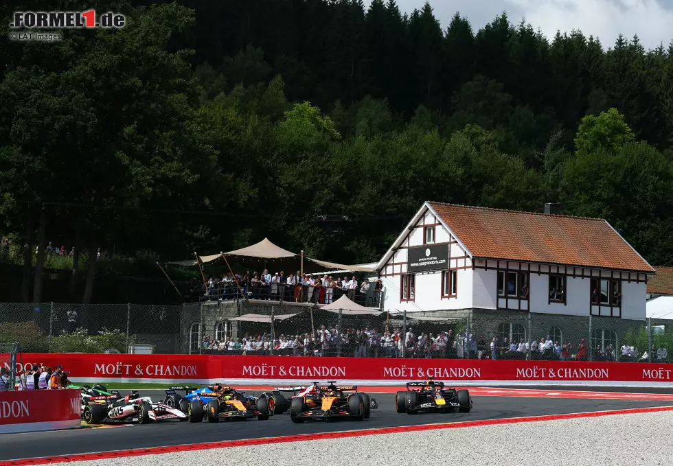 Spa 2025: Max Verstappen setzt sich nach dem Start auf der Kemmel-Geraden an Polesetter Oscar Piastri vorbei und gewinnt. Stand: Piastri (21), Norris (15), Verstappen (14), Hamilton (14), Russell (10), Leclerc (9), Tsunoda (6), Ocon (4), Stroll (4), Antonelli (4), Sainz (3), Bearman (2), Hadjar (1), Gasly (1). Foto zur News: Spa 2025: Max Verstappen setzt sich nach dem Start auf der Kemmel-Geraden an Polesetter Oscar Piastri vorbei und gewinnt. Stand: Piastri (21), Norris (15), Verstappen (14), Hamilton (14), Russell (10), Leclerc (9), Tsunoda (6), Ocon (4), Stroll (4), Antonelli (4), Sainz (3), Bearman (2), Hadjar (1), Gasly (1).
