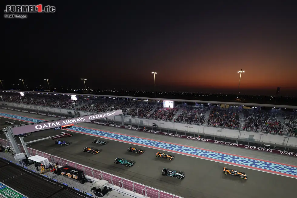 Foto zur News: Lusail 2025: Oscar Piastri bestimmte den Sprint von der Spitze aus und gewann klar. Endstand: Verstappen (32), Russell (30), Norris (29), Piastri (29), Hamilton (21), Leclerc (17), Antonelli (15), Tsunoda (12), Sainz (10), Alonso (5), Stroll und Ocon (4), Albon (3), Bearman und Gasly (2), Hadjar (1).