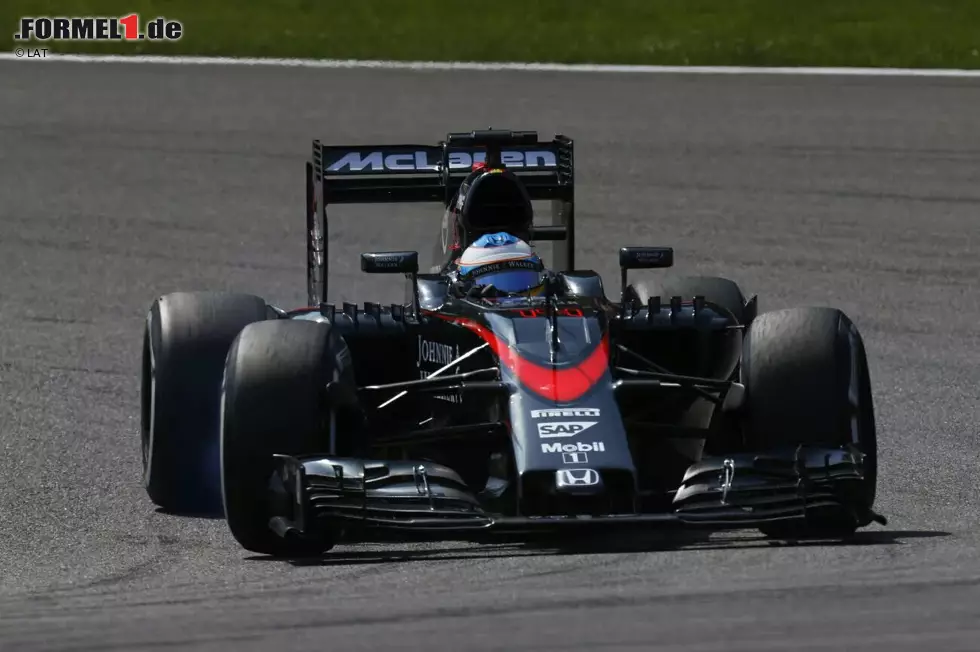 Foto zur News: 2015: Beim Belgien-Grand-Prix handelt sich McLaren mit beiden Autos Startplatzstrafen ein. Weil das Team mehrfach überzählige Antriebskomponenten verbaut, kommt so die Rekordsumme von 105 Plätzen Rückversetzung zustande.