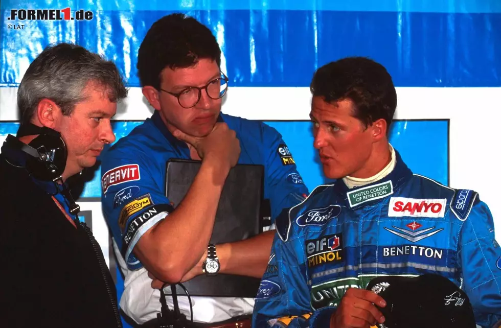 Foto zur News: 1994: Weil er in der Aufwärmrunde überholt hat, sieht Michael Schumacher in Silverstone die schwarze Flagge - und ignoriert sie. Es folgen einige Verhandlungen, aber am Ende wird Schumacher für zwei Rennen gesperrt. Zum ersten WM-Titel reicht es trotzdem - nach der berühmten Kollision mit Damon Hill beim Finale in Adelaide.