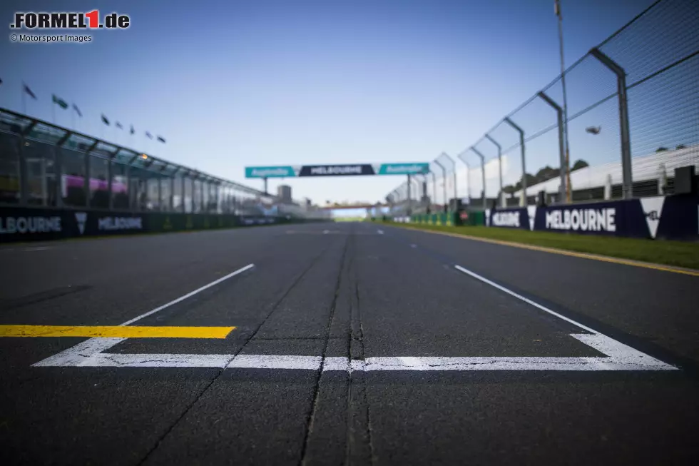 Foto zur News: 2010: Das US-amerikanische Team USF1 will eigentlich in die Formel 1 einsteigen, aber dazu kommt es nie. Die FIA fordert deshalb die Startgebühr als Geldstrafe ein: rund 300.000 US-Dollar.