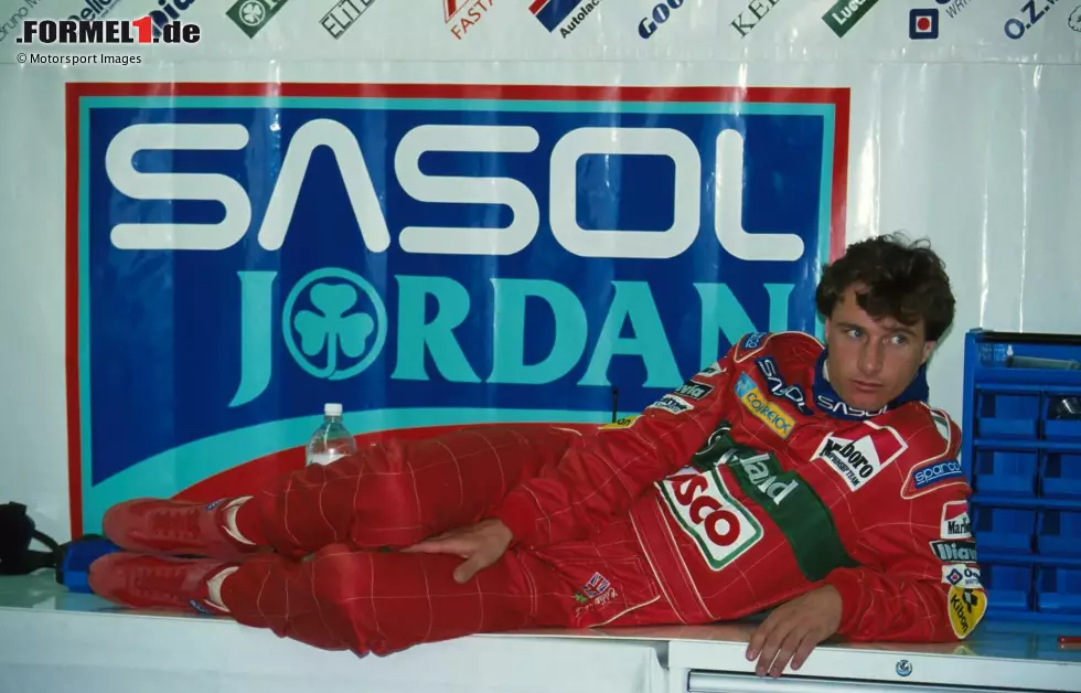Foto zur News: 1994: Jordan-Fahrer Eddie Jordan bekommt nach einem Zwischenfall in Brasilien eine Rennsperre aufgebrummt. Dagegen geht Jordan in Berufung. Ergebnis: Irvine ist sogar für drei Rennen nur Zuschauer!