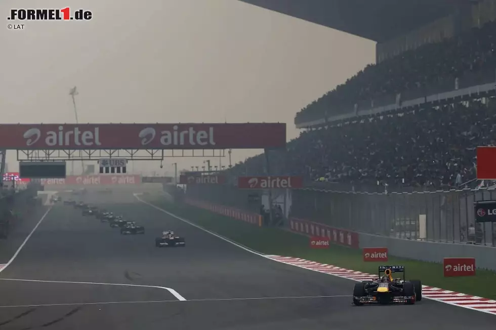 Foto zur News: Buddh International Circuit: Sebastian Vettel - Der Red-Bull-Pilot ist der König von Indien. Zwischen 2011 und 2013 fährt die Formel 1 drei Jahre lang auf dem damals brandneuen Kurs in Greater Noida, bevor vertragliche und steuerliche Probleme die Strecke aus dem Kalender werfen. Alle drei Rennen werden souverän von Vettel gewonnen.