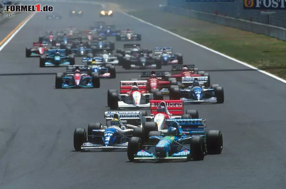 TI Circuit Aida: Michael Schumacher - Als zweites Rennen in Japan findet in den 90ern der Pazifik-GP in Aida statt, einer Strecke im entlegenen Hinterland, die nur schwer zu erreichen ist Begeisterung kommt kaum auf, auch weil die Rennen nicht wirklich unterhaltsam sind. 1994 ebnet ein frühes Aus von Ayrton Senna Schumacher den Weg. Foto zur News: TI Circuit Aida: Michael Schumacher - Als zweites Rennen in Japan findet in den 90ern der Pazifik-GP in Aida statt, einer Strecke im entlegenen Hinterland, die nur schwer zu erreichen ist Begeisterung kommt kaum auf, auch weil die Rennen nicht wirklich unterhaltsam sind. 1994 ebnet ein frühes Aus von Ayrton Senna Schumacher den Weg.