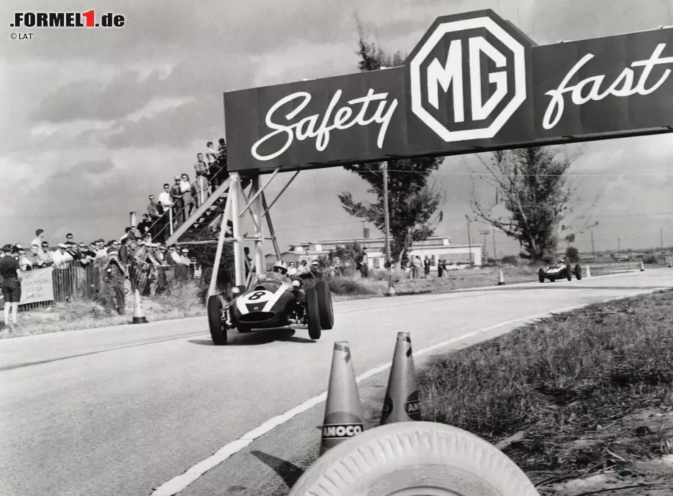 Foto zur News: Sebring International Raceway: Bruce McLaren - Sebring hat in der Motorsportwelt auch heute noch einen festen Platz und ist 1959 der dritte neue Kurs. Der Sieg von Bruce McLaren geht unter, in Erinnerung bleibt, wie Jack Brabham seinen Cooper als Vierter über die Ziellinie schiebt und zum ersten Mal Weltmeister wird.