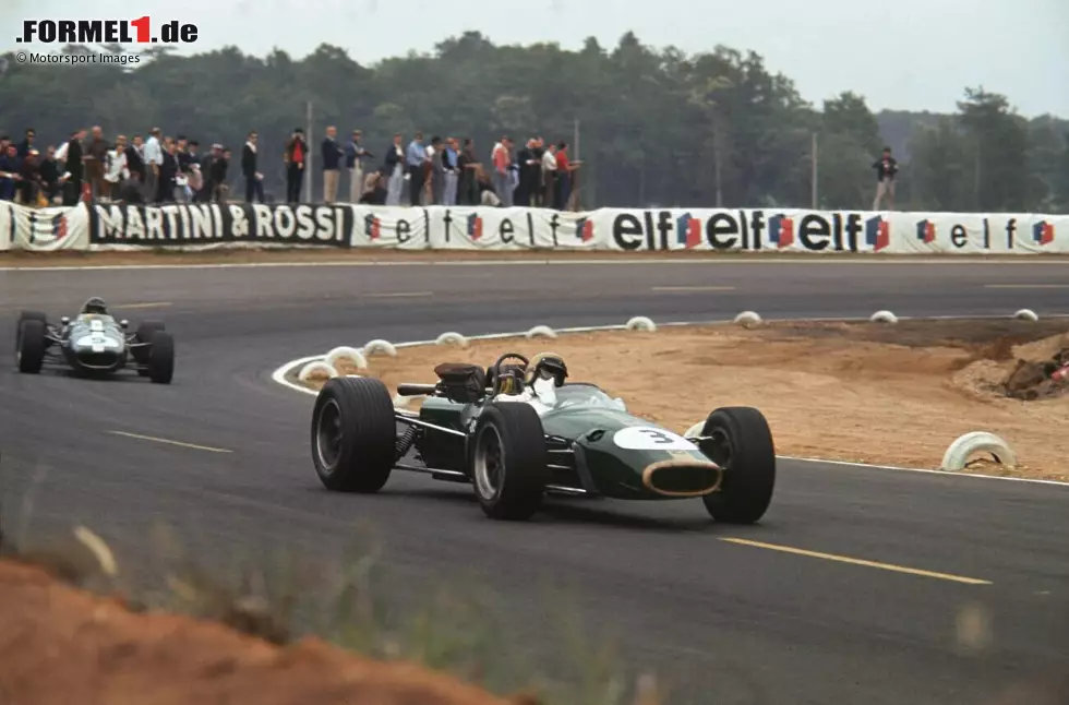 Foto zur News: Bugatti Circuit: Jack Brabham - Ein einziges Mal fährt die Formel 1 in Le Mans, allerdings nicht auf dem berühmten Circuit de la Sarthe des 24-Stunden-Klassikers, sondern auf dem kleinen Bugatti Circuit mittendrin. Doch die Strecke gilt als langweilig und unpopulär und zieht nur 20.000 Zuschauer an. Brabham siegt im eigenen Auto.