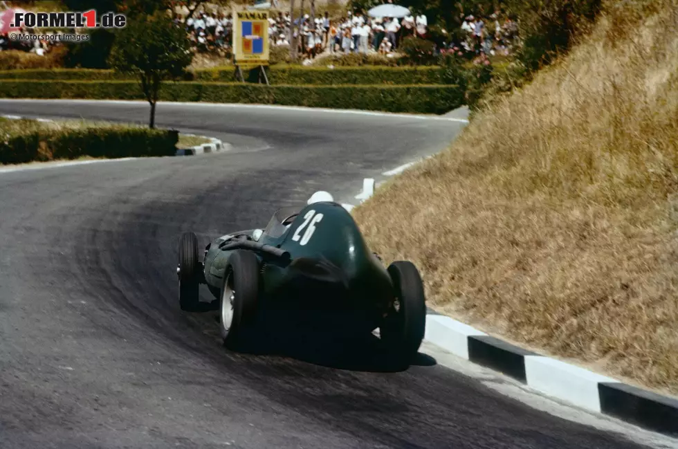 Foto zur News: Pescara Circuit: Stirling Moss - Auf dem mit 25,58 Kilometern längsten Kurs der F1-Geschichte findet 1957 der vorletzte Saisonlauf statt. Die WM ist längst zugunsten von Juan Manuel Fangio entschieden, der sich auf den Straßen rund um Pescara (zwischen den Sessions herrscht normaler Straßenverkehr) mit Rang zwei hinter Moss begnügen muss.