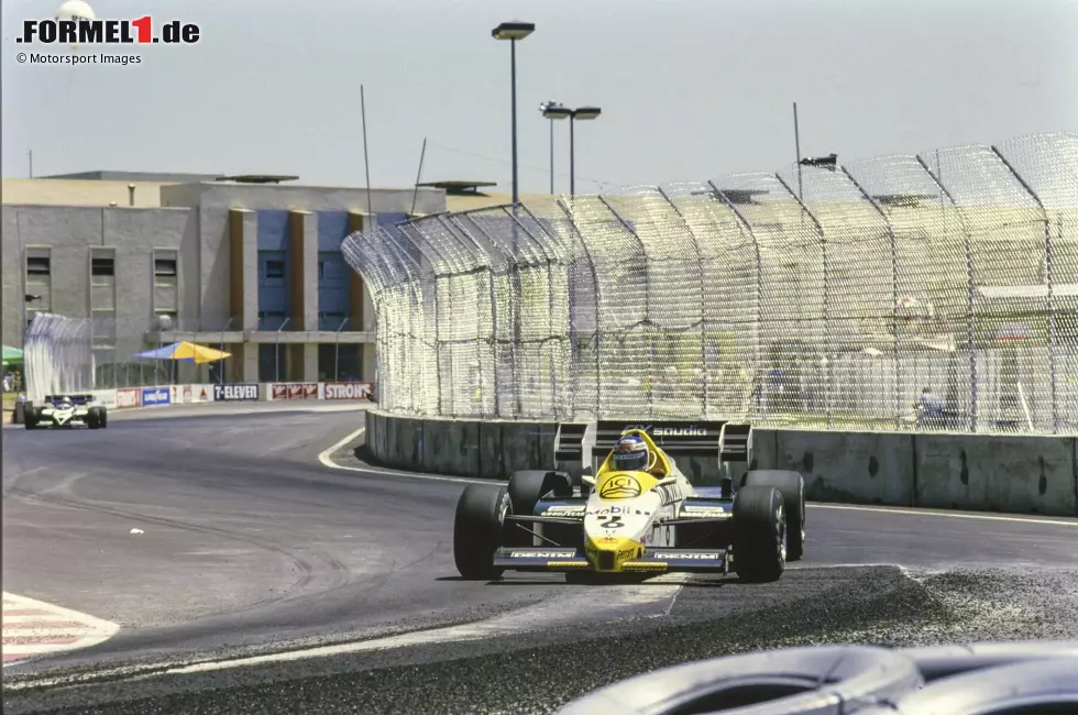 Foto zur News: Dallas Fair Park: Keke Rosberg - Die Formel 1 hat einiges ausprobiert, um in den USA anzukommen, und scheiterte häufig. Zu den misslungenen Experimenten gehört Dallas, wo 1984 ein Rennen ausgetragen wird. Bei 38 Grand brechen Teile der Strecke auf und die Königsklasse kommt nach dem Sieg von Keke Rosberg nicht mehr zurück.