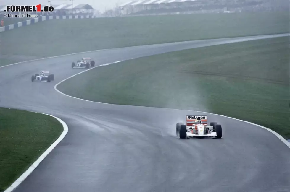 Donington Park: Ayrton Senna - Seine erste Runde im Regen von Donington gilt als eine der besten aller Zeiten. Im Ziel demontiert der Williams-Pilot die Konkurrenz um 83 Sekunden. 2010 soll der britische Grand Prix von Silverstone nach Donington umziehen, doch finanzielle Probleme lassen das Projekt scheitern. Foto zur News: Donington Park: Ayrton Senna - Seine erste Runde im Regen von Donington gilt als eine der besten aller Zeiten. Im Ziel demontiert der Williams-Pilot die Konkurrenz um 83 Sekunden. 2010 soll der britische Grand Prix von Silverstone nach Donington umziehen, doch finanzielle Probleme lassen das Projekt scheitern.
