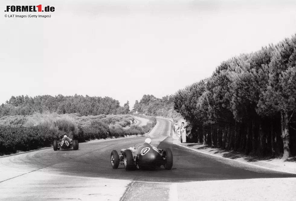 Foto zur News: Circuito de Monsanto: Stirling Moss - Nur einen Rennen später folgt die nächste Premiere in Lissabon, wobei von 1954 bis 1959 mehrere Rennen dort ausgetragen werden, aber nur einer in der Formel 1. Und nur ein Fahrer absolviert alle Rennrunden: Stirling Moss, der alle anderen Fahrer überrundet.