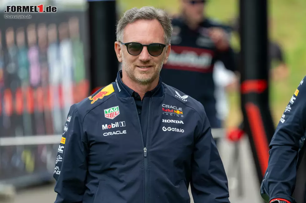 Foto zur News: 21 Jahre: Christian Horner (Großbritannien) - Nach der Übernahme von Jaguar holte Red Bull Horner als damals jüngsten Teamchef in die Formel 1. Mitte Juli 2025 wurde Horner von seinen Aufgaben entbunden.