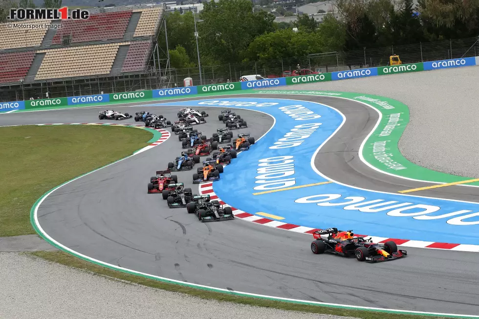Barcelona 2021: Im Qualifying landet Verstappen hinter Hamilton. Beim Rennstart setzt er sich vor Kurve 1 innen neben Hamilton, bremst später und hält rustikal die Linie, während Hamilton vom Gas gehen muss. Aber: Diesen Grand Prix gewinnt nicht Verstappen, sondern Hamilton - mit der besseren Boxenstrategie. Foto zur News: Barcelona 2021: Im Qualifying landet Verstappen hinter Hamilton. Beim Rennstart setzt er sich vor Kurve 1 innen neben Hamilton, bremst später und hält rustikal die Linie, während Hamilton vom Gas gehen muss. Aber: Diesen Grand Prix gewinnt nicht Verstappen, sondern Hamilton - mit der besseren Boxenstrategie.
