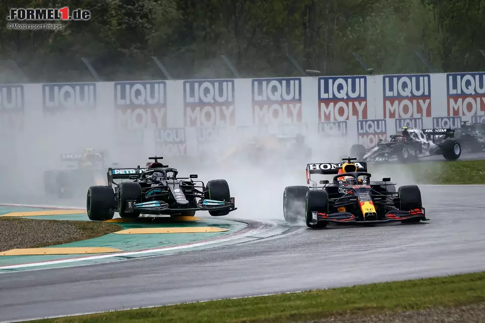 Imola 2021: Verstappen startet nur von P3 ins Rennen, lässt auf nasser Strecke aber gleich Teamkollege Sergio Perez stehen und legt sich in Kurve 1 mit Hamilton an. Dieses Mal ist Verstappen auf der Innenseite - und drückt Hamilton in der Tamburello-Kurve auf den Randstein. Damit übernimmt er P1 und gewinnt später das Rennen. Foto zur News: Imola 2021: Verstappen startet nur von P3 ins Rennen, lässt auf nasser Strecke aber gleich Teamkollege Sergio Perez stehen und legt sich in Kurve 1 mit Hamilton an. Dieses Mal ist Verstappen auf der Innenseite - und drückt Hamilton in der Tamburello-Kurve auf den Randstein. Damit übernimmt er P1 und gewinnt später das Rennen.