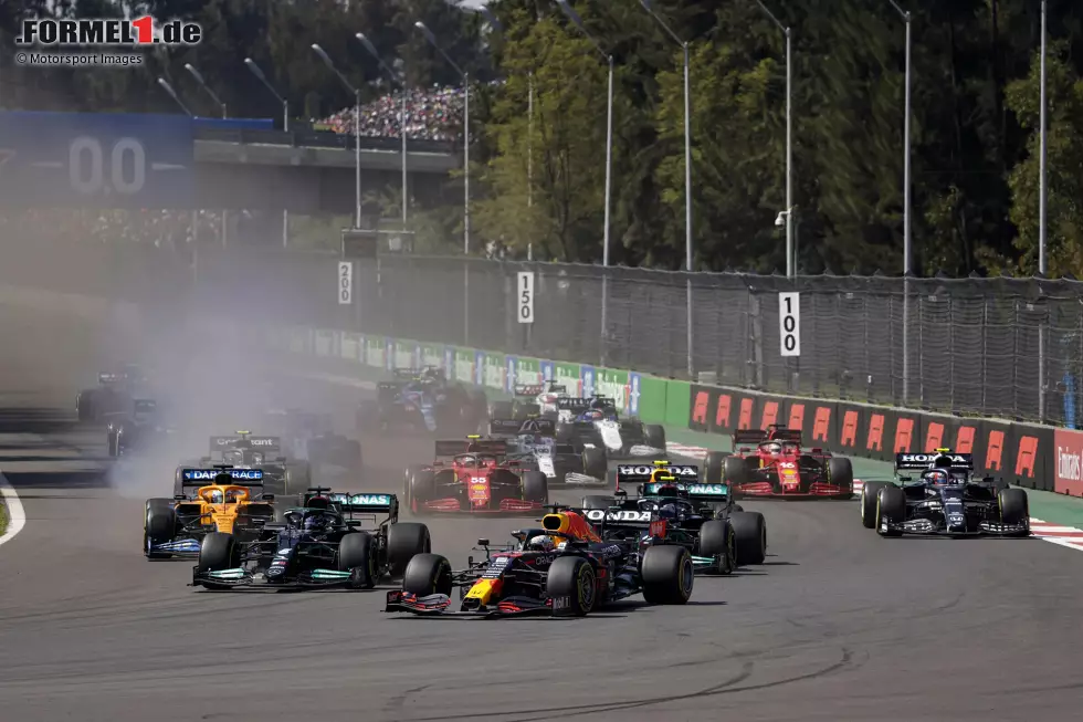 Mexiko-Stadt 2021: Die Mercedes-Fahrer Valtteri Bottas und Hamilton stehen vor Verstappen in der Startaufstellung, aber Verstappen nutzt den langen Weg bis Kurve 1 im Windschatten und überholt dann gekonnt. Auch dieses Rennen gewinnt der Red-Bull-Fahrer anschließend klar. Foto zur News: Mexiko-Stadt 2021: Die Mercedes-Fahrer Valtteri Bottas und Hamilton stehen vor Verstappen in der Startaufstellung, aber Verstappen nutzt den langen Weg bis Kurve 1 im Windschatten und überholt dann gekonnt. Auch dieses Rennen gewinnt der Red-Bull-Fahrer anschließend klar.