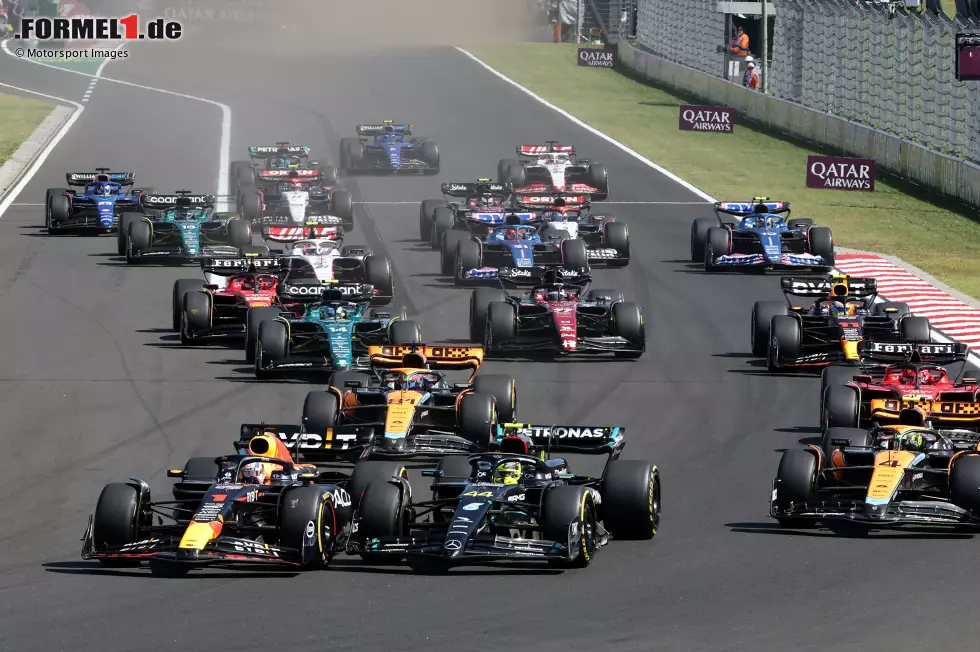 Budapest 2023: Lewis Hamilton war im Qualifying um 0,003 Sekunden vor Verstappen, aber beim Rennstart dreht Verstappen den Spieß um: Vor Kurve 1 quetscht er sich innen an Hamilton vorbei und ist vorne. Auch das ist eine für ihn rennentscheidende Szene: Er gewinnt den Ungarn-Grand-Prix. Foto zur News: Budapest 2023: Lewis Hamilton war im Qualifying um 0,003 Sekunden vor Verstappen, aber beim Rennstart dreht Verstappen den Spieß um: Vor Kurve 1 quetscht er sich innen an Hamilton vorbei und ist vorne. Auch das ist eine für ihn rennentscheidende Szene: Er gewinnt den Ungarn-Grand-Prix.