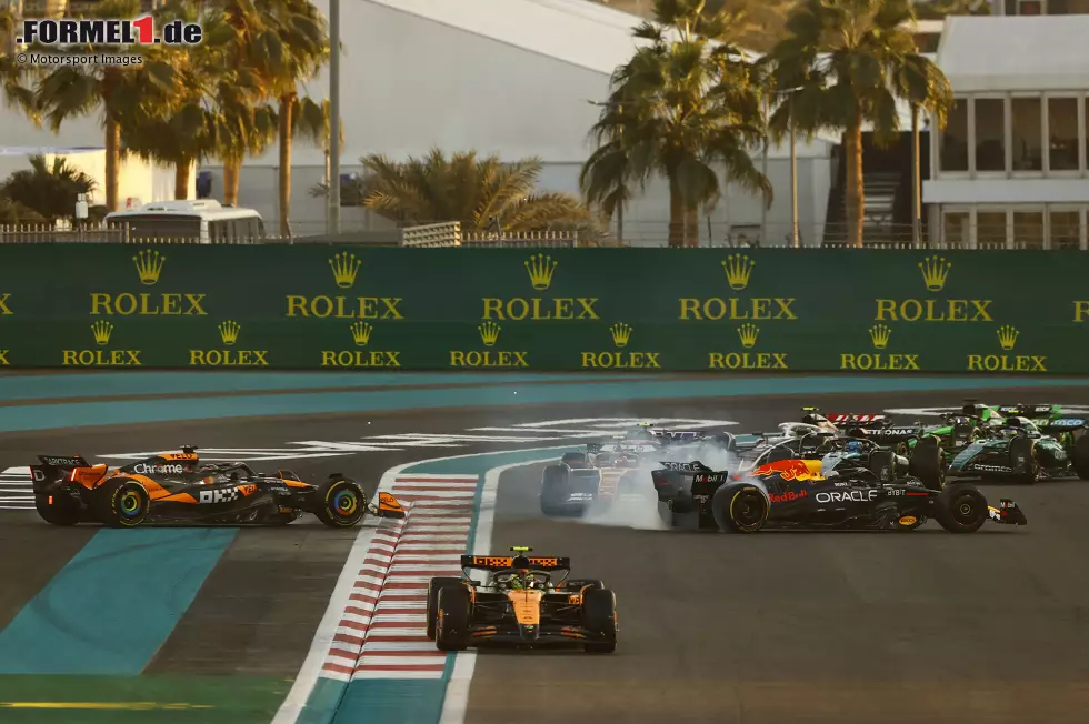 Abu Dhabi 2024: Von Startplatz fünf aus greift Verstappen in der ersten Kurve nach Piastri auf P2 - dann kommt es zur Berührung, die beide Fahrer in Dreher zwingt. Verstappen holt schließlich noch den sechsten Platz, Piastri wird Zehnter. Foto zur News: Abu Dhabi 2024: Von Startplatz fünf aus greift Verstappen in der ersten Kurve nach Piastri auf P2 - dann kommt es zur Berührung, die beide Fahrer in Dreher zwingt. Verstappen holt schließlich noch den sechsten Platz, Piastri wird Zehnter.