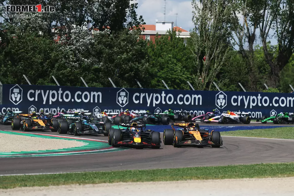 Imola 2025: George Russell im Mercedes erwischt von P3 kommend den besten Start und ist schon fast an Max Verstappen vorbei. Doch Verstappen bleibt auf der Außenbahn, hält so Russell auf Distanz und überholt auch noch spektakulär den Pole-Mann Oscar Piastri in Kurve 1. Das ist der Grundstein für den Sieg im Grand Prix. Foto zur News: Imola 2025: George Russell im Mercedes erwischt von P3 kommend den besten Start und ist schon fast an Max Verstappen vorbei. Doch Verstappen bleibt auf der Außenbahn, hält so Russell auf Distanz und überholt auch noch spektakulär den Pole-Mann Oscar Piastri in Kurve 1. Das ist der Grundstein für den Sieg im Grand Prix.
