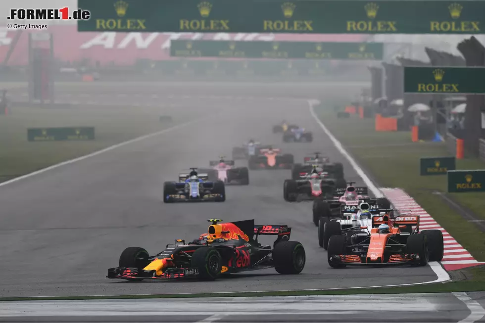 Shanghai 2017: Fehlzündungen des Motors und Zwischenfälle auf der Strecke lassen Verstappen im Qualifying früh ausscheiden: Startplatz 16. In der ersten Rennrunde überholt er neun Autos (!) und wird noch Dritter - vor Teamkollege Daniel Ricciardo, der von P5 kam. Foto zur News: Shanghai 2017: Fehlzündungen des Motors und Zwischenfälle auf der Strecke lassen Verstappen im Qualifying früh ausscheiden: Startplatz 16. In der ersten Rennrunde überholt er neun Autos (!) und wird noch Dritter - vor Teamkollege Daniel Ricciardo, der von P5 kam.