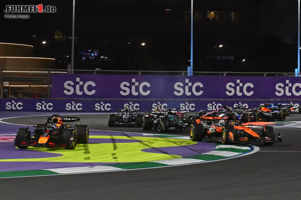 Dschidda 2025: Verstappen will sich in Kurve 1 außenrum an Piastri vorbeimogeln, muss dann aber aufmachen und durch die Auslaufzone "abkürzen". Das bringt ihm zwar zunächst die Führung ein, dann aber auch eine Zeitstrafe. Deshalb gewinnt am Ende Piastri vor Verstappen. Foto zur News: Dschidda 2025: Verstappen will sich in Kurve 1 außenrum an Piastri vorbeimogeln, muss dann aber aufmachen und durch die Auslaufzone "abkürzen". Das bringt ihm zwar zunächst die Führung ein, dann aber auch eine Zeitstrafe. Deshalb gewinnt am Ende Piastri vor Verstappen.