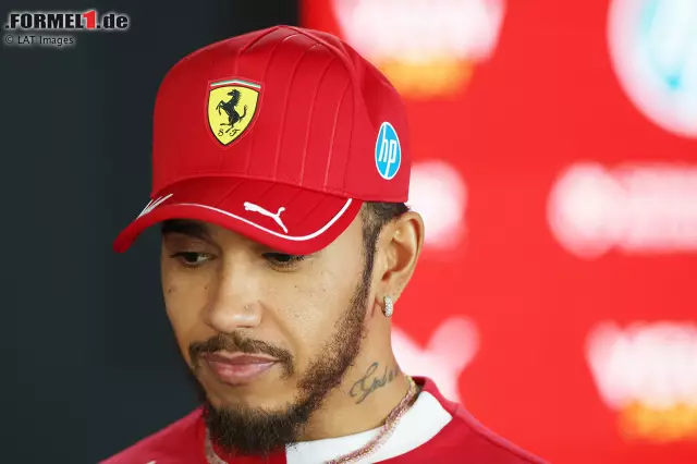 Foto zur News: Platz zehn, disqualifiziert, Platz sieben: Wäre der Sieg im Sprint von China nicht gewesen, wäre Lewis Hamiltons Start bei Ferrari ziemlich ernüchternd. Vom erhofften WM-Titel ist der Brite zumindest 2025 weit entfernt. Doch es gibt Hoffnung: Auch andere WM-Saisons gingen nicht gut los. Hier sind die Top 10 der schlechtesten Saisonstarts.
