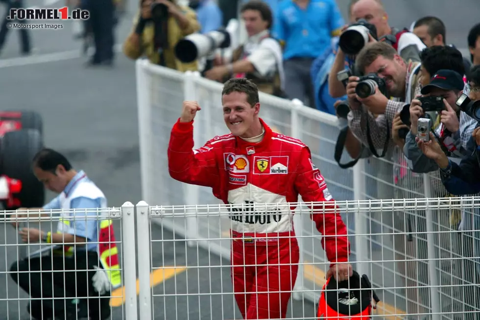16 Punkte Rückstand hat er zu dem Zeitpunkt schon auf Kimi Räikkönen, bei zehn Punkten für einen Sieg. Doch der Deutsche schlägt mit drei Siegen in Folge zurück und feiert am Jahresende in Japan seinen sechsten WM-Titel und den vierten mit Ferrari - mit zwei Punkten Vorsprung auf den "Iceman". Foto zur News: 16 Punkte Rückstand hat er zu dem Zeitpunkt schon auf Kimi Räikkönen, bei zehn Punkten für einen Sieg. Doch der Deutsche schlägt mit drei Siegen in Folge zurück und feiert am Jahresende in Japan seinen sechsten WM-Titel und den vierten mit Ferrari - mit zwei Punkten Vorsprung auf den "Iceman".