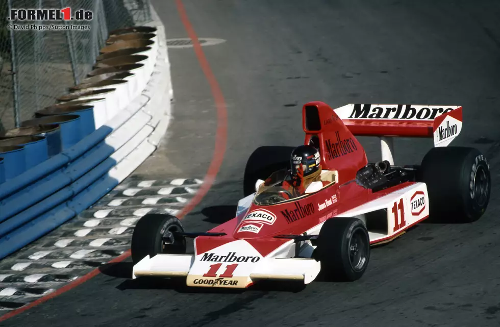 #4 James Hunt (1976) - Während Titelrivale Niki Lauda mit zwei Siegen in die Saison startet, crasht Hunt sowohl in Brasilien als auch in Long Beach. Auch bei seinem zweiten Platz in Südafrika verliert er Punkte auf den Österreicher, der später mit einem schweren Unfall aber außer Gefecht gesetzt wird. Foto zur News: #4 James Hunt (1976) - Während Titelrivale Niki Lauda mit zwei Siegen in die Saison startet, crasht Hunt sowohl in Brasilien als auch in Long Beach. Auch bei seinem zweiten Platz in Südafrika verliert er Punkte auf den Österreicher, der später mit einem schweren Unfall aber außer Gefecht gesetzt wird.