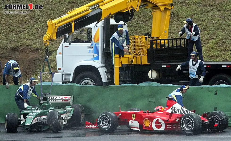 #1 Michael Schumacher (2003) - Der Dominator von 2002 kommt mit altem Auto nur schleppend in die Saison. Im Vorjahr steht er in jedem Rennen auf dem Podest, doch das verpasst er in Australien und Malaysia mit den Plätzen vier und sechs. Negativer Höhepunkt: Der Unfall beim dritten Saisonlauf in Brasilien. Foto zur News: #1 Michael Schumacher (2003) - Der Dominator von 2002 kommt mit altem Auto nur schleppend in die Saison. Im Vorjahr steht er in jedem Rennen auf dem Podest, doch das verpasst er in Australien und Malaysia mit den Plätzen vier und sechs. Negativer Höhepunkt: Der Unfall beim dritten Saisonlauf in Brasilien.