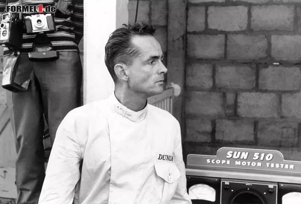4. Phil Hill (4) - Der Amerikaner liefert sich in der Saison 1961 ein enges Titelduell mit Wolfgang von Trips. Mit dem Sieg beim dritten Rennen in Spa übernimmt Hill erstmals die Spitze, doch von Trips schnappt sich diese mit einem Sieg in Silverstone wieder. Der Deutsche hält diese auch, als es zum vorletzten Lauf nach Monza geht. Foto zur News: 4. Phil Hill (4) - Der Amerikaner liefert sich in der Saison 1961 ein enges Titelduell mit Wolfgang von Trips. Mit dem Sieg beim dritten Rennen in Spa übernimmt Hill erstmals die Spitze, doch von Trips schnappt sich diese mit einem Sieg in Silverstone wieder. Der Deutsche hält diese auch, als es zum vorletzten Lauf nach Monza geht.