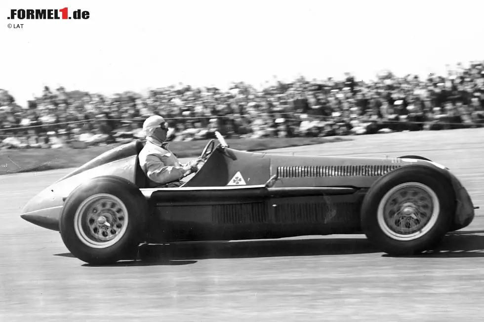 Farina geht nur als WM-Dritter ins Saisonfinale in Monza, wo er jedoch gewinnt und Weltmeister wird. Anschließend sollte er nur noch ein weiteres Mal an der Spitze thronen: nach dem dritten Saisonrennen 1951 in Spa-Francorchamps, das er gewinnt. Foto zur News: Farina geht nur als WM-Dritter ins Saisonfinale in Monza, wo er jedoch gewinnt und Weltmeister wird. Anschließend sollte er nur noch ein weiteres Mal an der Spitze thronen: nach dem dritten Saisonrennen 1951 in Spa-Francorchamps, das er gewinnt.