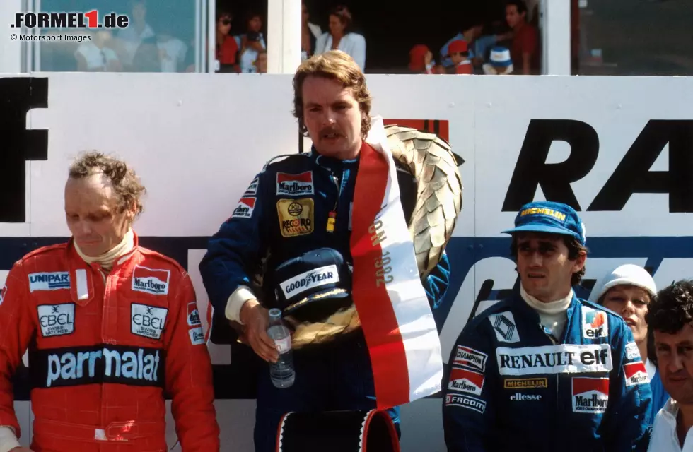 3. Keke Rosberg (3) - Im Grunde beschert das Schicksal auch dem Vater von Nico Rosberg seinen Titel. Mit seinem einzigen Saisonsieg in Dijon übernimmt der Finne zwei Rennen vor Schluss die WM-Spitze von Didier Pironi. Das Besondere: Zu dem Zeitpunkt fährt der Franzose längst nicht mehr mit. Foto zur News: 3. Keke Rosberg (3) - Im Grunde beschert das Schicksal auch dem Vater von Nico Rosberg seinen Titel. Mit seinem einzigen Saisonsieg in Dijon übernimmt der Finne zwei Rennen vor Schluss die WM-Spitze von Didier Pironi. Das Besondere: Zu dem Zeitpunkt fährt der Franzose längst nicht mehr mit.
