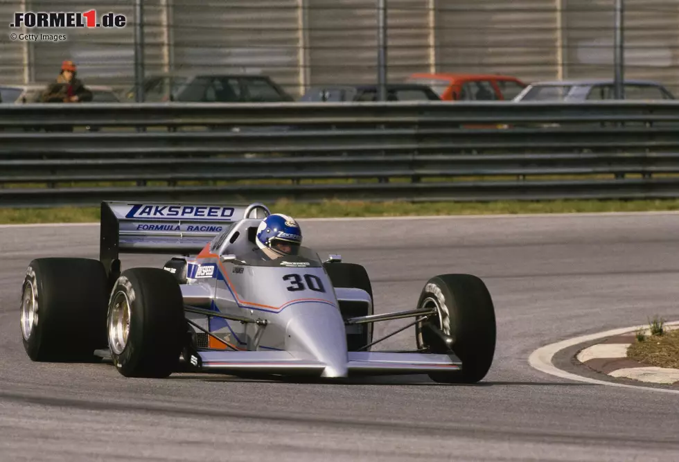 Im Frühjahr dreht ein Zakspeed 841 in Imola seine Runden, noch in einem Übergangsdesign. Doch zu diesem Zeitpunkt steht bereits fest: Das Motorsport-Team aus Niederzissen beim Nürburgring will in die Formel 1 einsteigen, und das noch 1985. Foto zur News: Im Frühjahr dreht ein Zakspeed 841 in Imola seine Runden, noch in einem Übergangsdesign. Doch zu diesem Zeitpunkt steht bereits fest: Das Motorsport-Team aus Niederzissen beim Nürburgring will in die Formel 1 einsteigen, und das noch 1985.