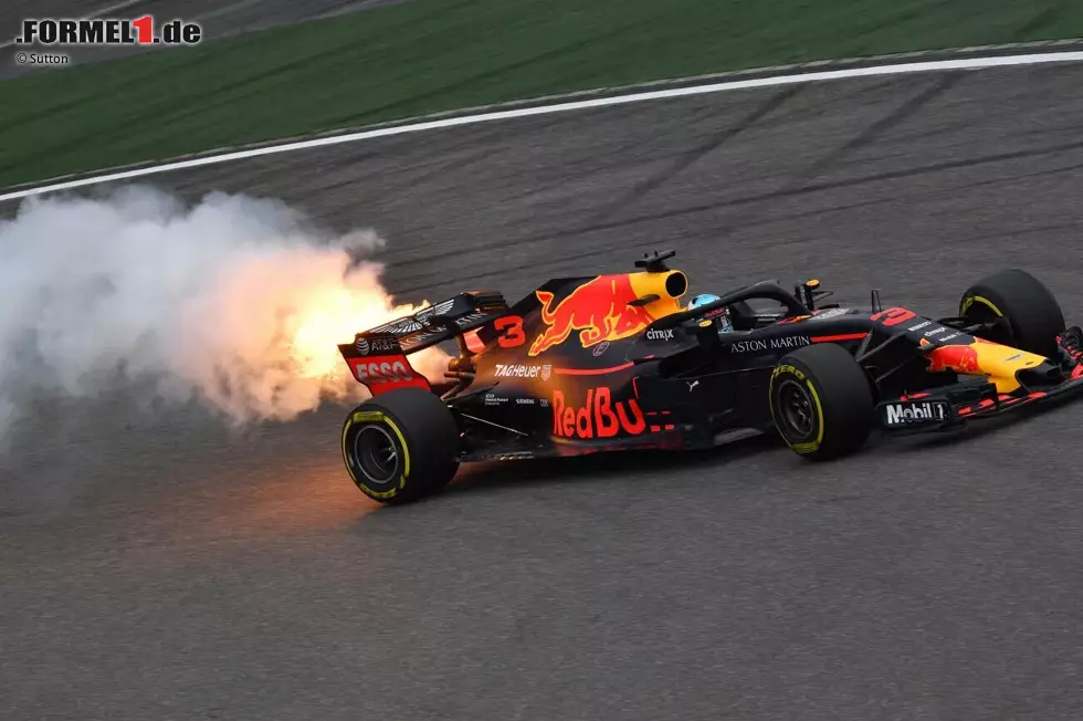 Daniel Ricciardo (Red Bull): Bevor es Max Verstappen gibt, feiert Red Bull mit Sebastian Vettel seine bis dahin größten Erfolge in der Formel 1. zwischen 2010 und 2013 gewinnen Vettel und Teamkollege Mark Webber viermal in Folge die Konstrukteurs-WM mit den Bullen. Als Webber Ende 2013 aus der Formel 1 zurücktritt, ... Foto zur News: Daniel Ricciardo (Red Bull): Bevor es Max Verstappen gibt, feiert Red Bull mit Sebastian Vettel seine bis dahin größten Erfolge in der Formel 1. zwischen 2010 und 2013 gewinnen Vettel und Teamkollege Mark Webber viermal in Folge die Konstrukteurs-WM mit den Bullen. Als Webber Ende 2013 aus der Formel 1 zurücktritt, ...