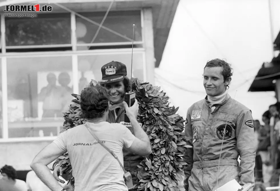 ... kann Lotus nicht an diese Erfolge anknüpfen. Ickx steht lediglich zweimal auf dem Podium und der neue Lotus 76 erweist sich als Reinfall. Ronnie Peterson gewinnt zwar drei Rennen, holt all diese aber im alten Lotus 72E. Ein Jahr später stürzt Lotus in der WM sogar auf Rang sieben und Ickx verlässt das Team mitten in der Saison. Foto zur News: ... kann Lotus nicht an diese Erfolge anknüpfen. Ickx steht lediglich zweimal auf dem Podium und der neue Lotus 76 erweist sich als Reinfall. Ronnie Peterson gewinnt zwar drei Rennen, holt all diese aber im alten Lotus 72E. Ein Jahr später stürzt Lotus in der WM sogar auf Rang sieben und Ickx verlässt das Team mitten in der Saison.